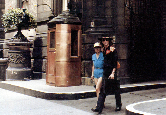 john e Yoko saindo do Edifício Dakota onde moravam em Nova Iorque 