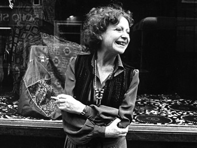 Thea Porter em frente a uma loja sua em 1977