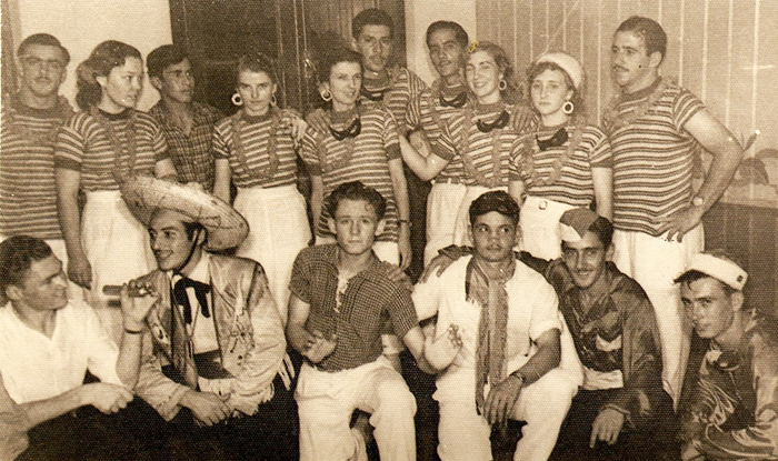 Bloco de estudantes do Clube gaúcho, em 1942 (Foto: Reprodução)