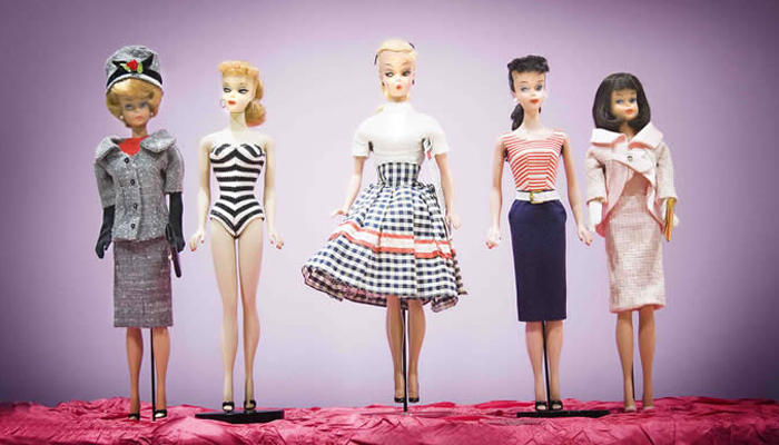 Designer de moda que desenhava roupas da Barbie ganha versão da boneca em  sua homenagem - Revista Marie Claire