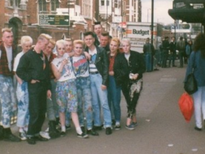 Psychobillies na entrada do Klub Foot, berço da cena psychobilly inglesa, anos 80.