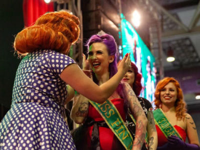 Cherry Doll recebendo eleita Miss Pin-Up de Porto Alegre