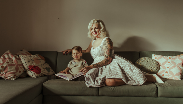 Mamãe Pin-Up com bebê