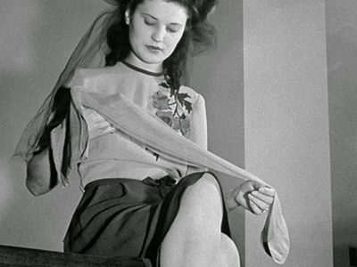 Mulher segurando meia de nylon nos anos 40