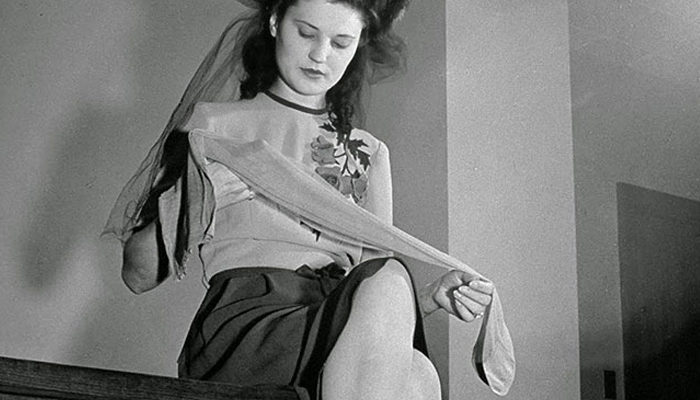 Mulher segurando meia de nylon nos anos 40