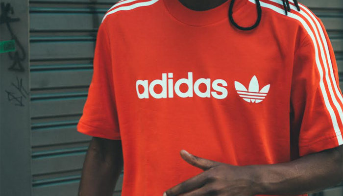 Estilo streetwear em camiseta da Adidas