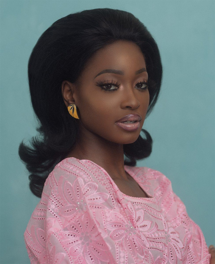 Modelo para o fotógrafo nigeriano Oye Diran inspirado nas mulheres dos anos 60