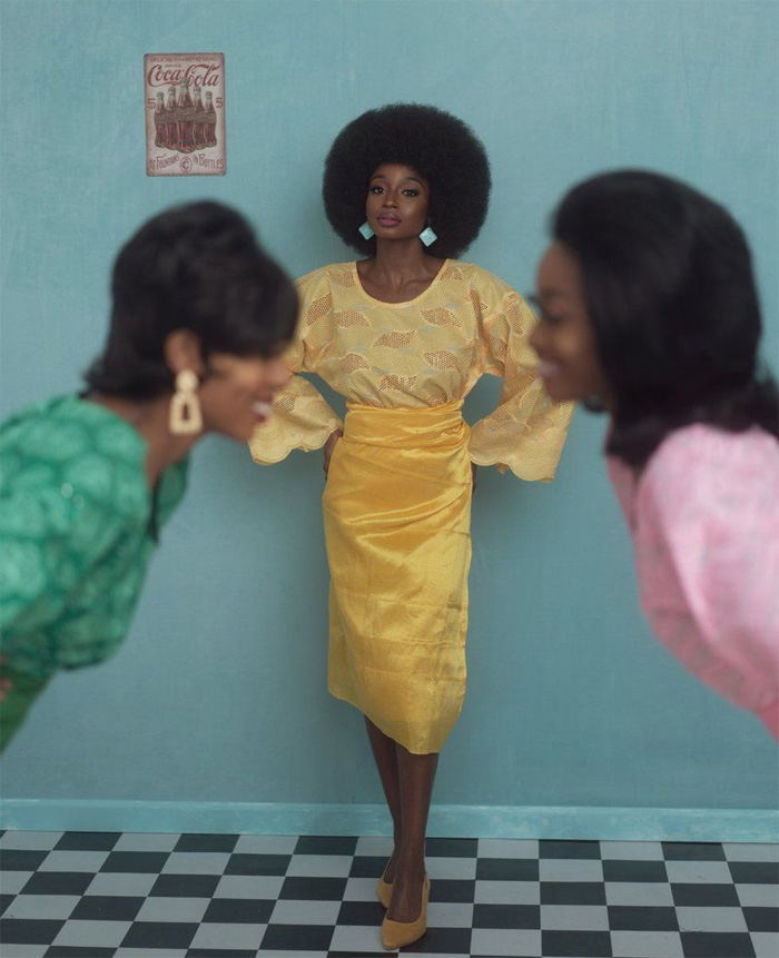 Foto do fotógrafo nigeriano Oye Diran inspirado nas mulheres dos anos 60