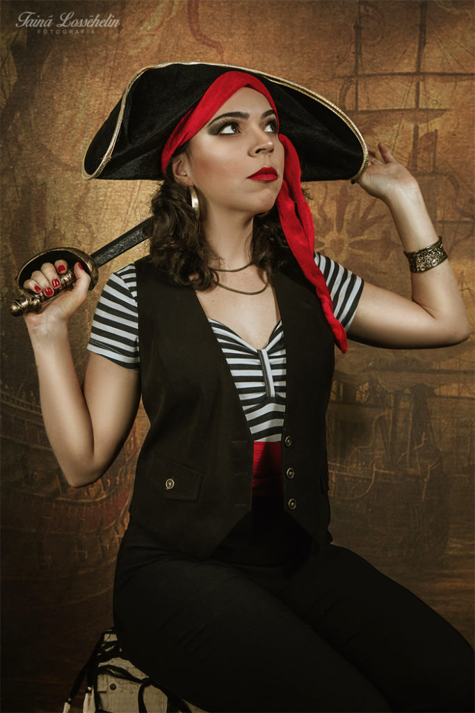 Estética pirata: chapéu, colete e muitas jóias