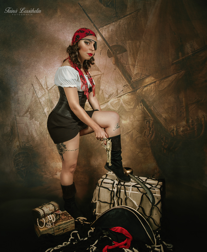 Estética pirata em ensaio fotográfico feminino