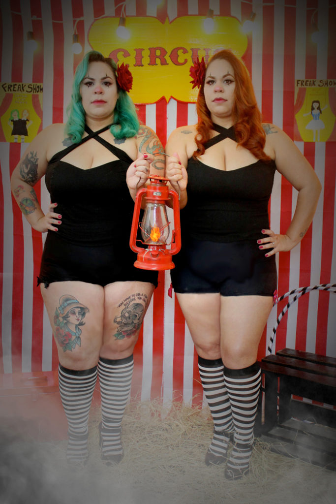 Pin-Ups Gêmeas em ensaio circense