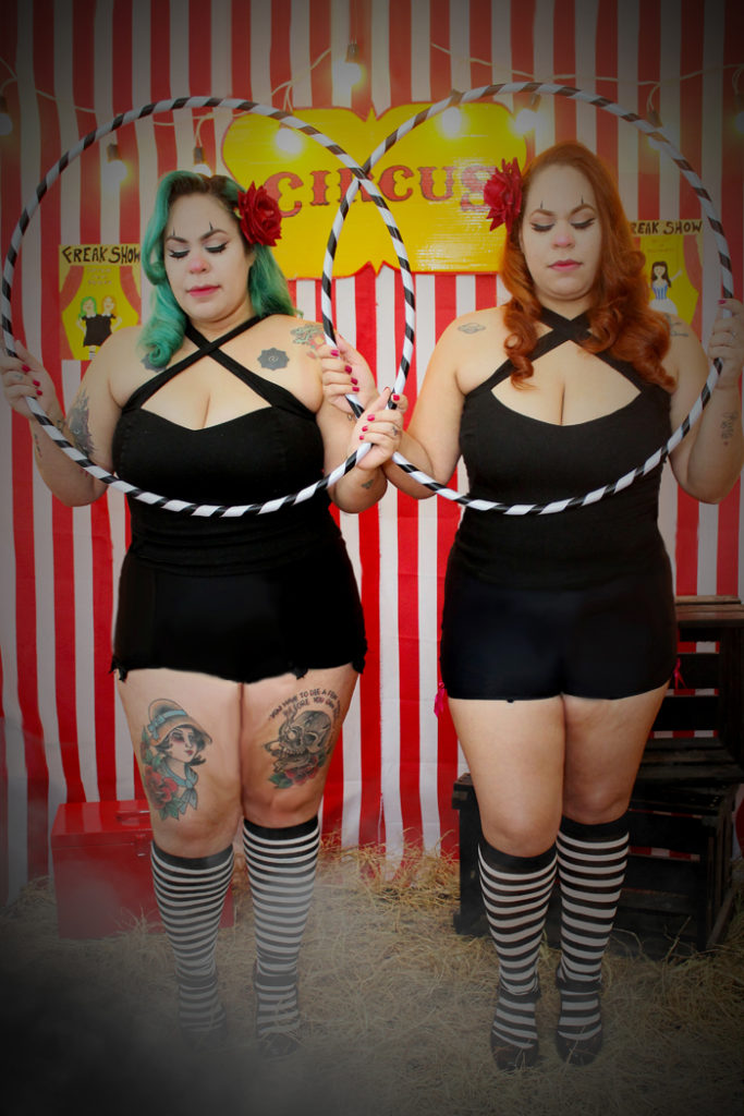 Irmãs Gêmeas em ensaio com temática de Circo