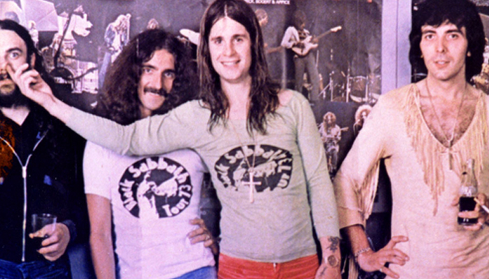(Integrantes da Black Sabbath com a camiseta da banda na época)