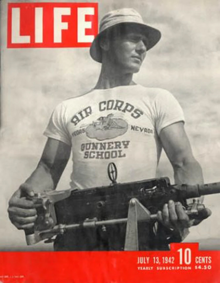 Capa da revista Life (1942), com homem com camiseta de escola militar de aviação norte-americana