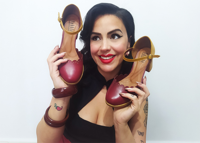 Pin-Up La Rodrigues com Sapato Boneca Salto Baixo Bordo e Mostarda - Aurora da Sapato Retrô