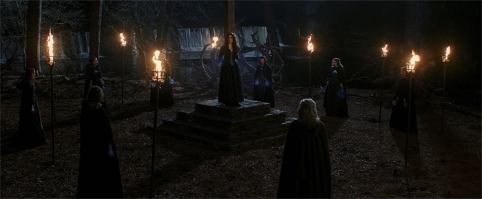 Agatha, em Salem, sendo atacada por outras bruxas