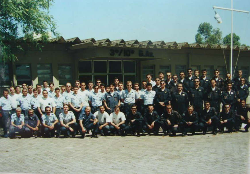 Foto do 3º/10º, Esquadrão de Caça Centauro, de Santa Maria (RS), no início dos anos 90. Os pilotos estão usando macacão azul escuro