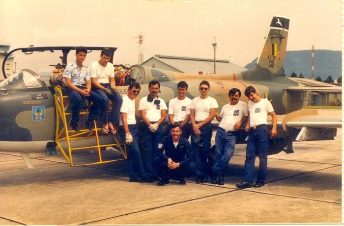 Equipe da pista em meados dos anos 80 posando sobre um caça Xavante AT-26 com Ray-Ban. Molinar é o terceiro da esquerda para a direita