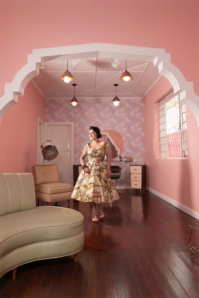 Ensaio Pin-Up de Mahara Alberttoni em seu salão de beleza com estética anos 50.
