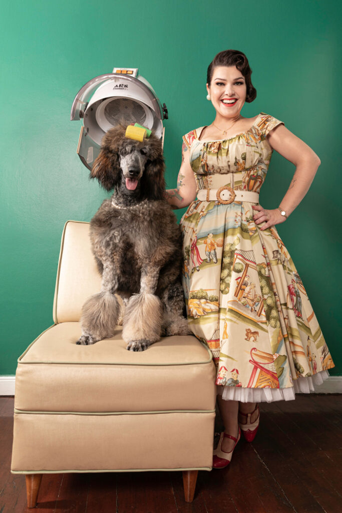Ensaio Pin-Up de Mahara Alberttoni com Cachorro estilo anos 50