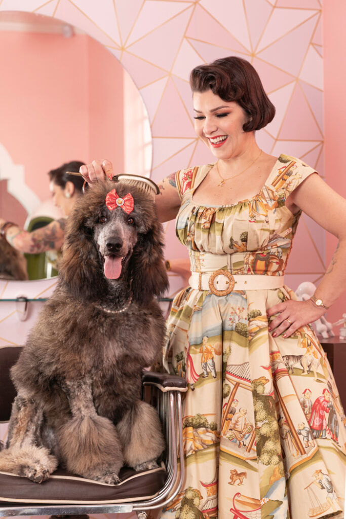 Ensaio Mahara Alberttoni com cadela Poodle em salão de beleza anos 50