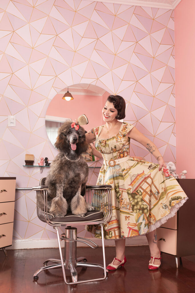 Ensaio Pin-Up com poodle em salão de beleza Mahara Alberttoni