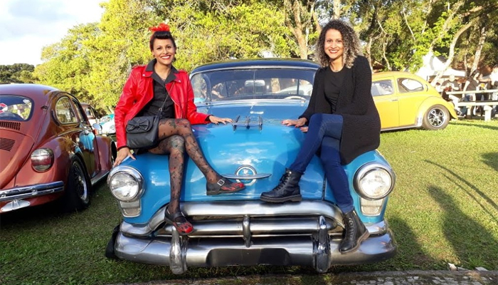 As irmãs Michele Roxadelli e Franciele Silva com estilo pinup em evento de carros antigos