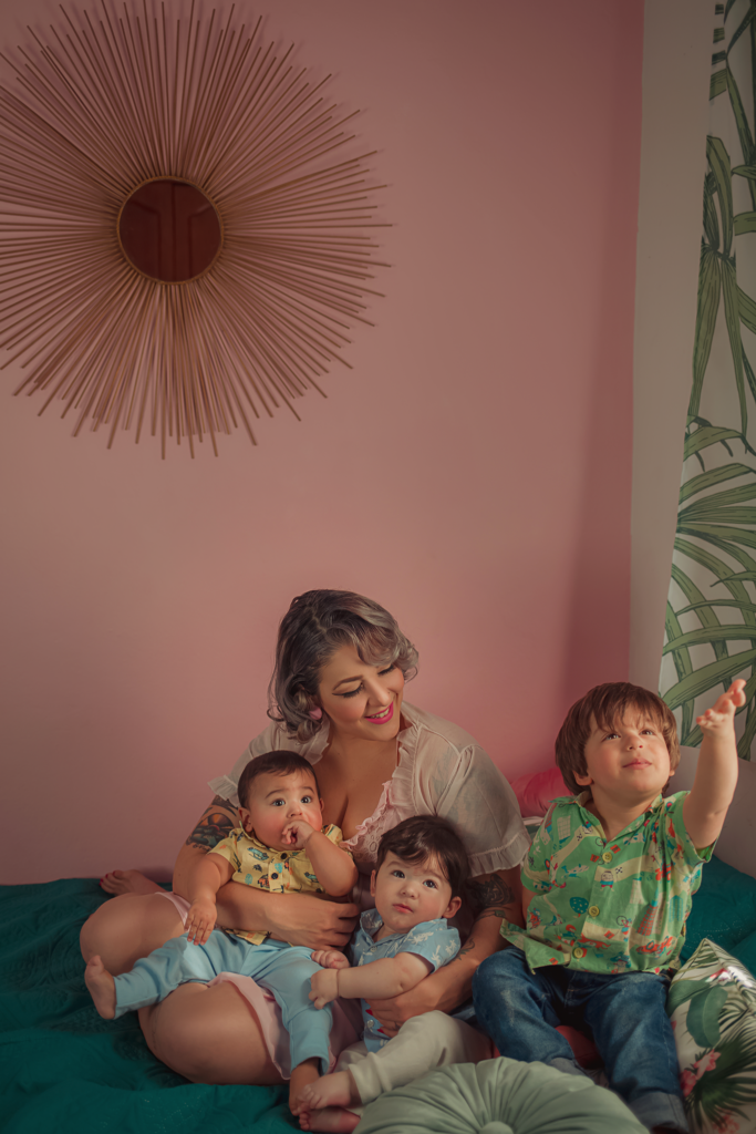 Editorial Rock House com mamãe pin-up e seus filhos