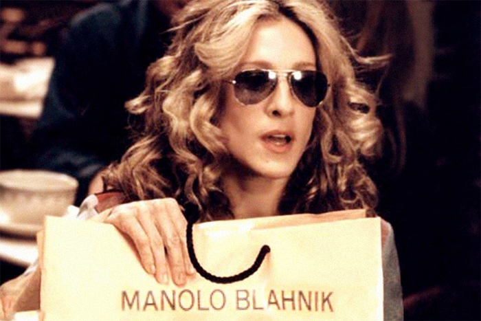 A shoeholic Carrie Bradshaw, no seriado Sex and The City com uma sacola Manolo Blahnik