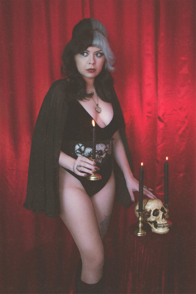 Tarantula Coffin, Dark Pin-Up em ensaio de Halloween com a temática de bruxa