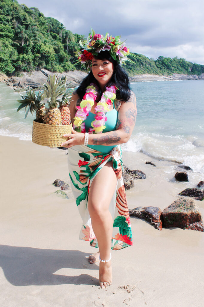 Lilian Abe, pin-up do mês em editorial inspirado nas campanhas de abacaxi enlatado da marca Libbys