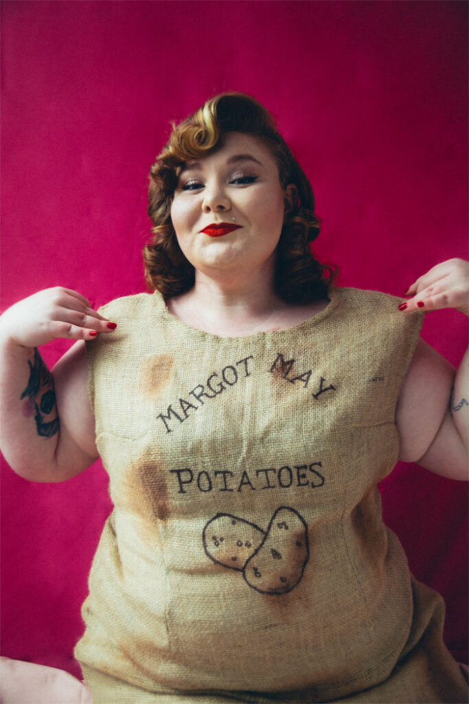 Pin-Up Margot May em ensaio fotográfico com vestido feito de saco de batatas como Marilyn Monroe