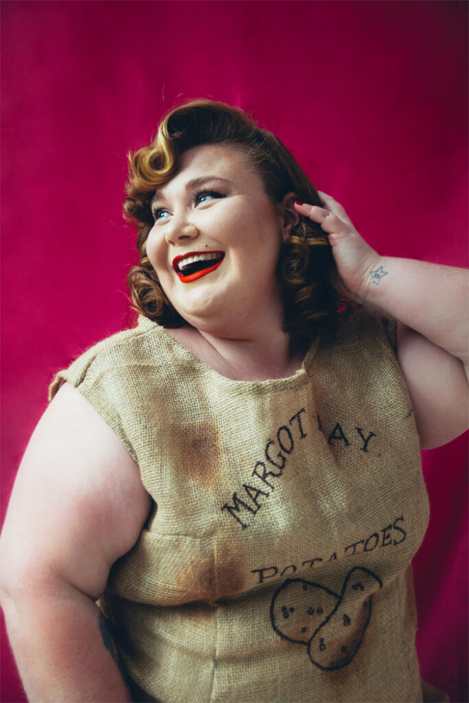Margot May, em ensaio inspirado no editorial da Marilyn com saco de batatas