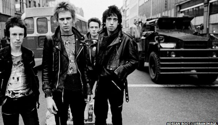 Foto Clash: Uma das bandas que mais marcou a cena punk e o cenário pop mundial foi o Clash. O som mudou com o tempo e eles foram experimentando diversos ritmos, mas a política em suas letras e ações contra o autoritarismo e o imperialismo ficou cada vez mais radical.