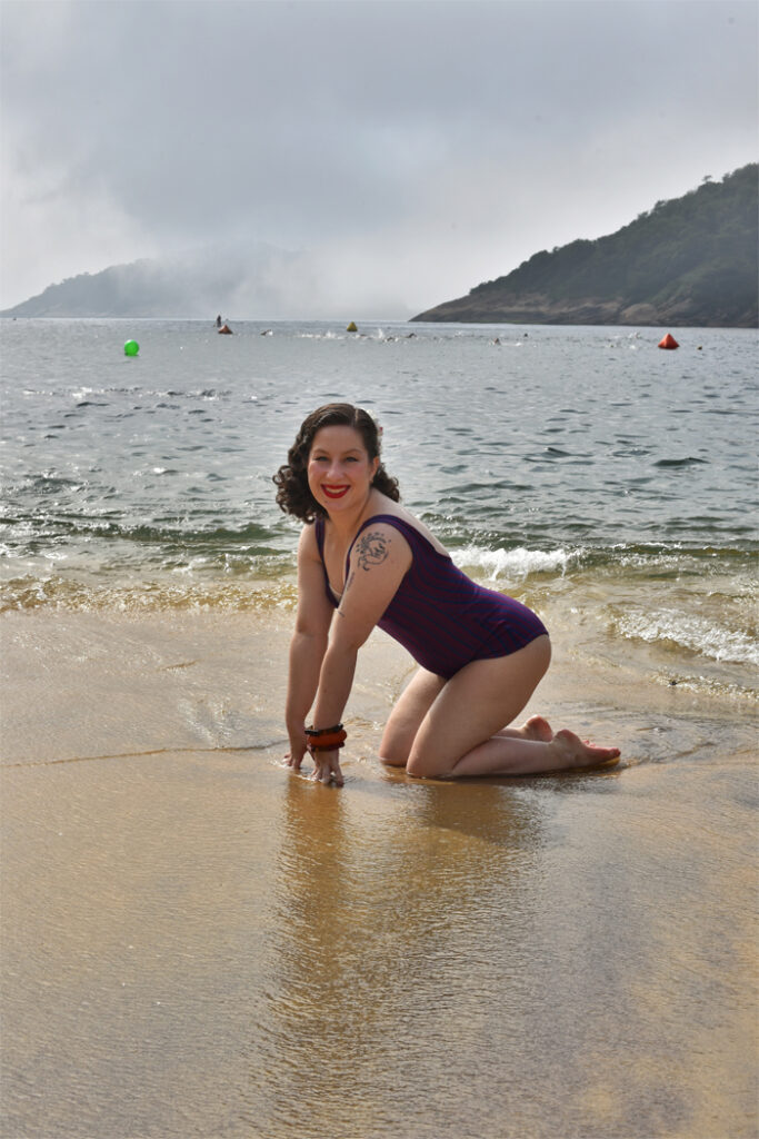 Carolina Marques em ensaio pinup com maiô vintage em praia do Rio de Janeiro