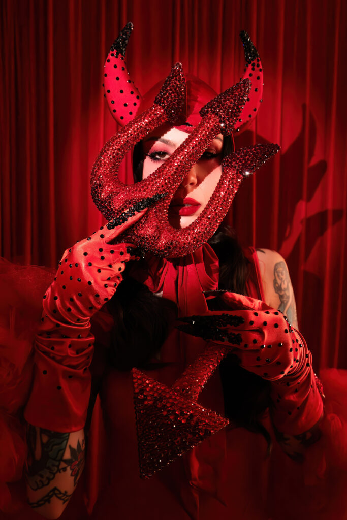 Gabi Halstead em ensaio oficial de Necessary Evil (Foto: Gina Barbara)