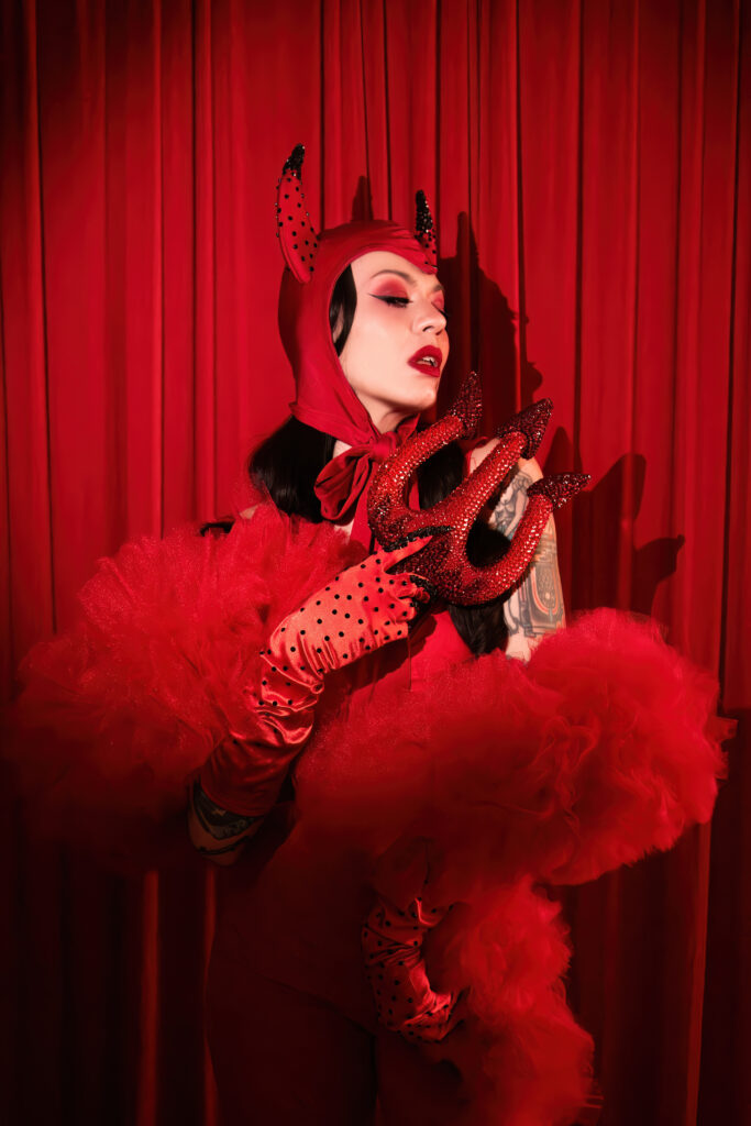 Gabi Halstead em ensaio oficial de Necessary Evil (Foto: Gina Barbara)